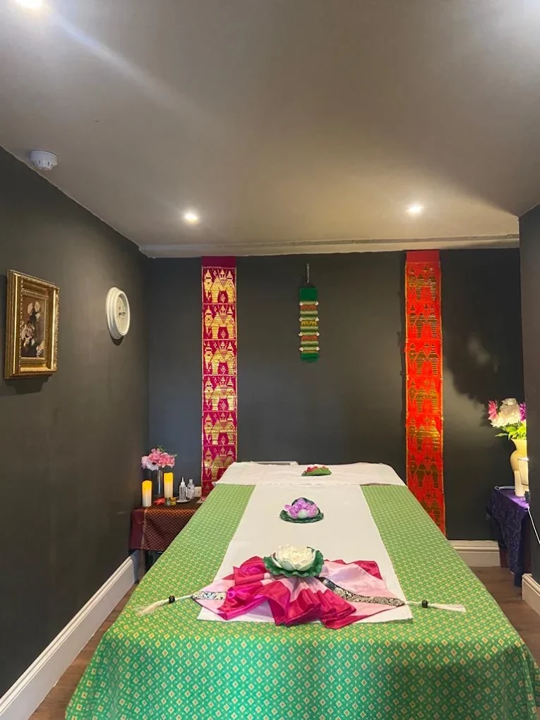 Tong Thai treatment room with green Thai runner